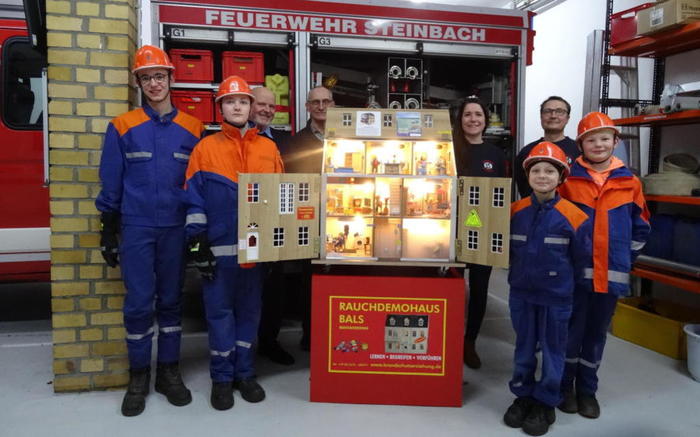 Sie trainieren den Ernstfall mit dem Rauchdemohaus: (von links): Paul Wondra, Jakob Heep, Wolfgang Zernig, Hans-Josef May, Julia Duchscherer, Tobias Heep, Anton Heep und Max Triesch. FOTOs: privat