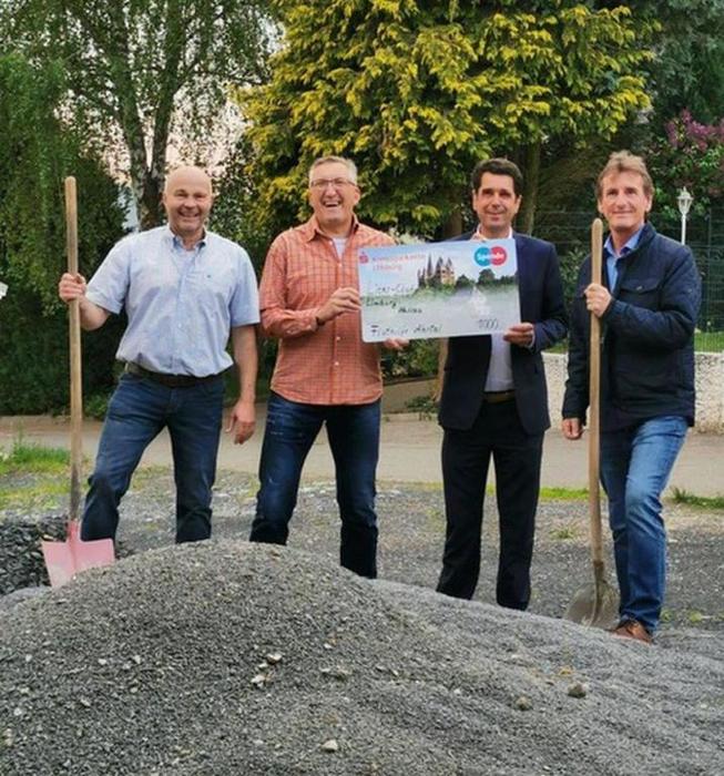 Dietmar Schmitt (von links), Markus Glinka, Peter Steinhauer und Thomas Jung mit dem Spendenscheck der Lions in Höhe von 1000 Euro. FOTO: privat