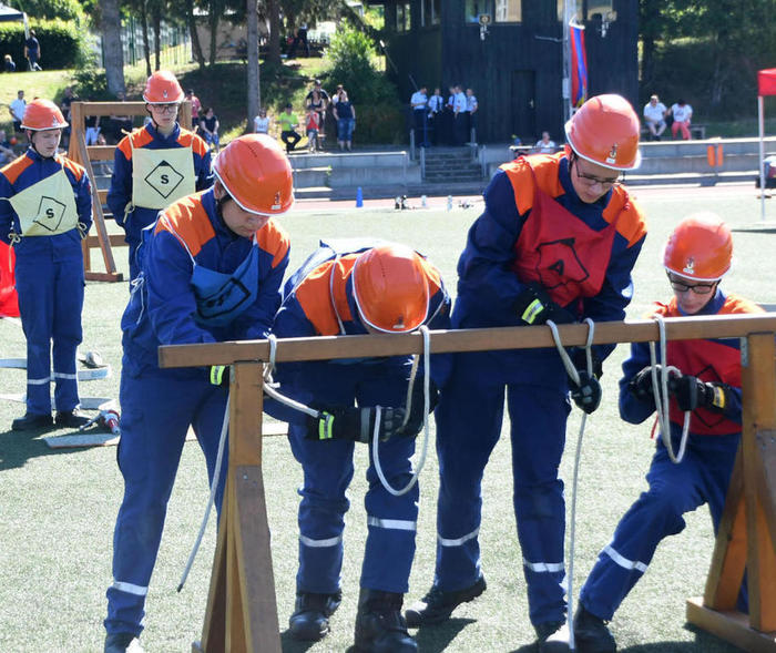 Auch die Knoten mussten beim Kreisentscheid der Jugendfeuerwehren richtig gemacht werden. FOTOs: klaus-dieter häring
