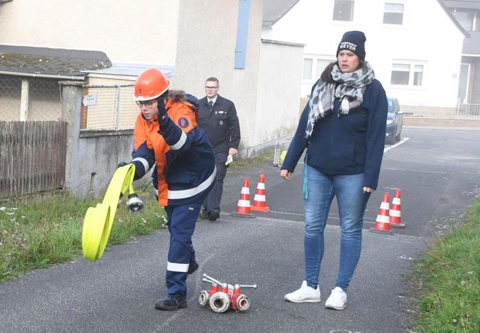 Wertungsrichter sowie die Jugendfeuerwehrwartin aus Weyer, Ann-Kathrin Hepp, waren zufrieden mit der Leistung von Elena Thorn.
