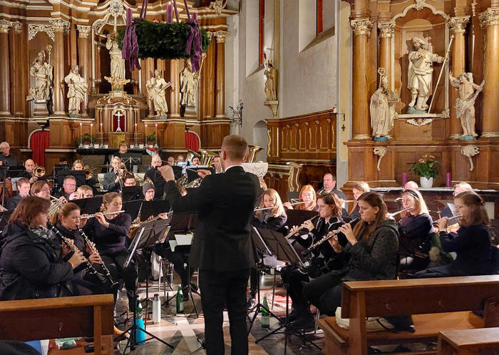 Das Blasorchester der Freiwilligen Feuerwehr Villmar stimmt musikalisch auf die Adventszeit ein. fotoS: KERSTIN KAMINSKY